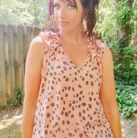 Spotted ruffle shoulder tank - Picture 3 of 5